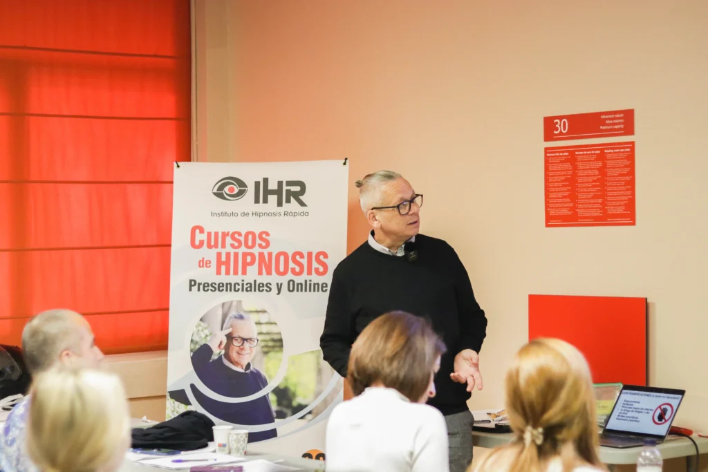 Daniel Marmor, Hipnotista, dando formación delante de varias personas sobre la hipnosis rápida para terapeutas y coaches